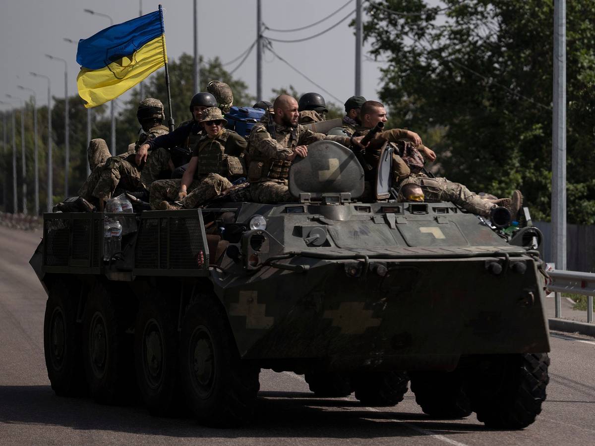Ukrainische Soldaten sitzen auf einem gepanzerten Fahrzeug in der Region Donezk in der Ostukraine.