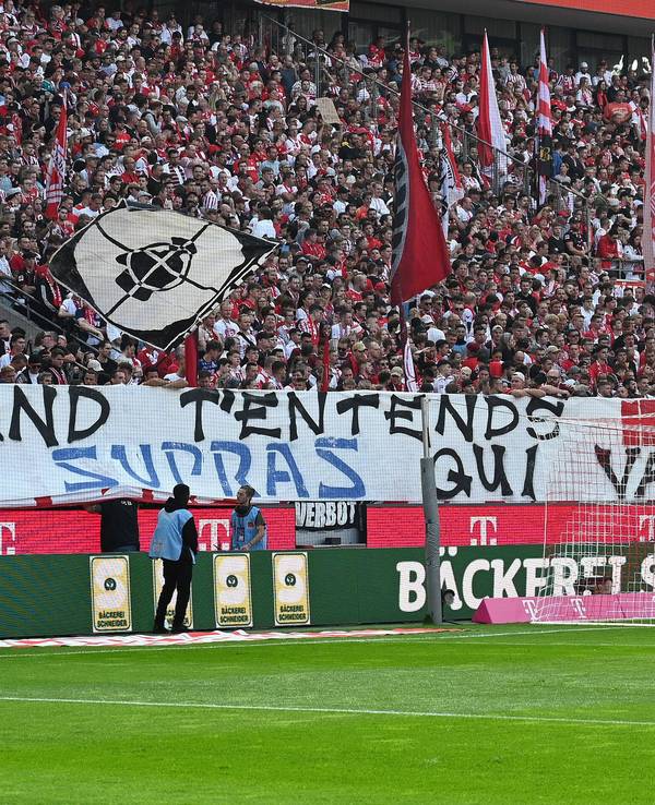 Fans des 1. FC Köln präsentieren beim Bundesliga-Spiel gegen Union Berlin ein Banner auf Französisch
