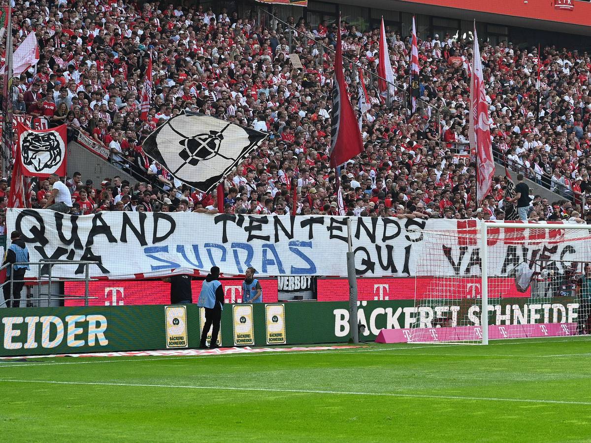 Fans des 1. FC Köln präsentieren beim Bundesliga-Spiel gegen Union Berlin ein Banner auf Französisch