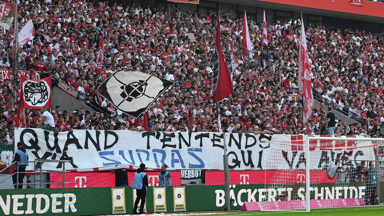 Fans des 1. FC Köln präsentieren beim Bundesliga-Spiel gegen Union Berlin ein Banner auf Französisch