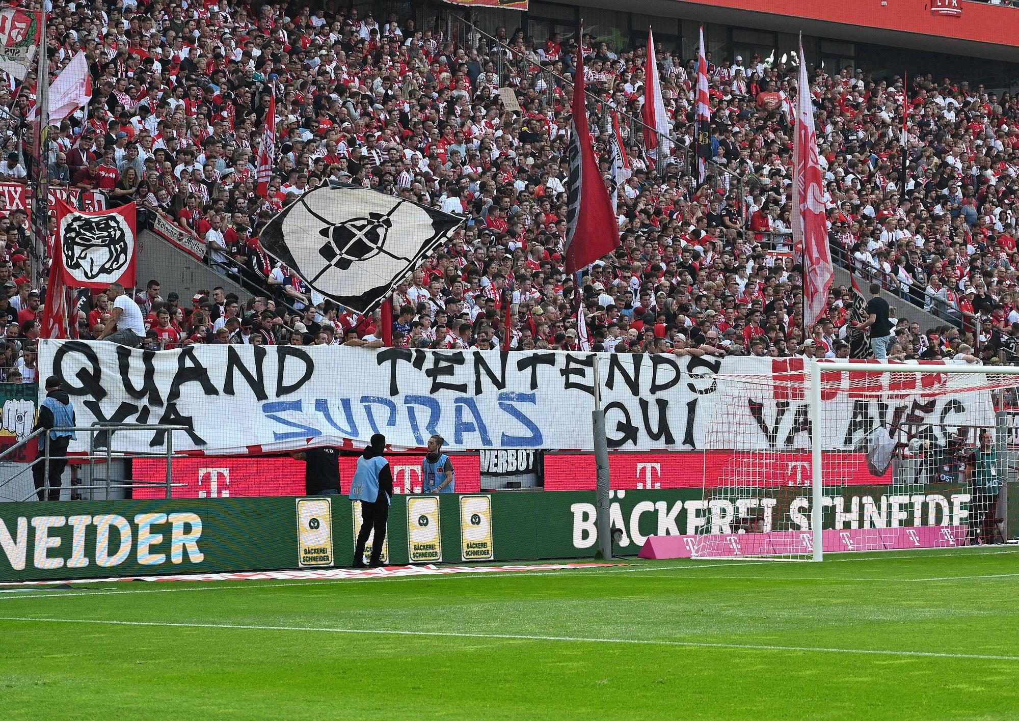 Fans des 1. FC Köln präsentieren beim Bundesliga-Spiel gegen Union Berlin ein Banner auf Französisch
