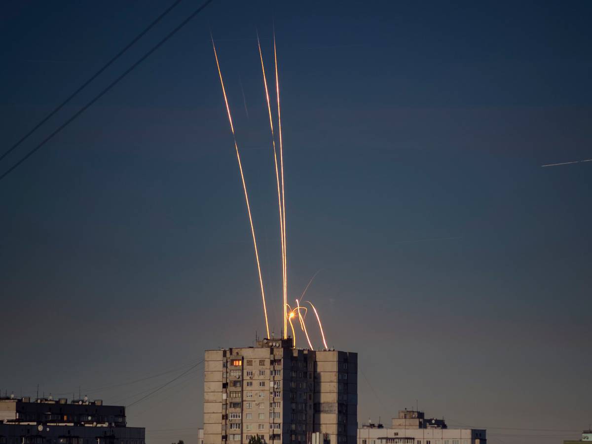 Russische Raketen, die von der russischen Region Belgorod aus auf die Ukraine abgefeuert wurden, sind in der Morgendämmerung des 9. September in Charkiw zu sehen.