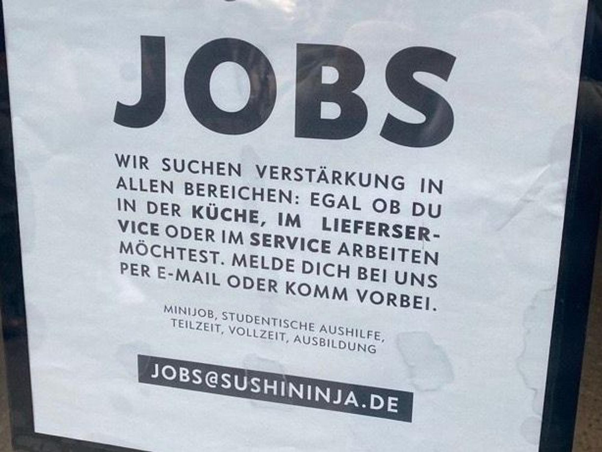 „Sushi Ninja“ sucht mithilfe eines Plakats nach Personal.