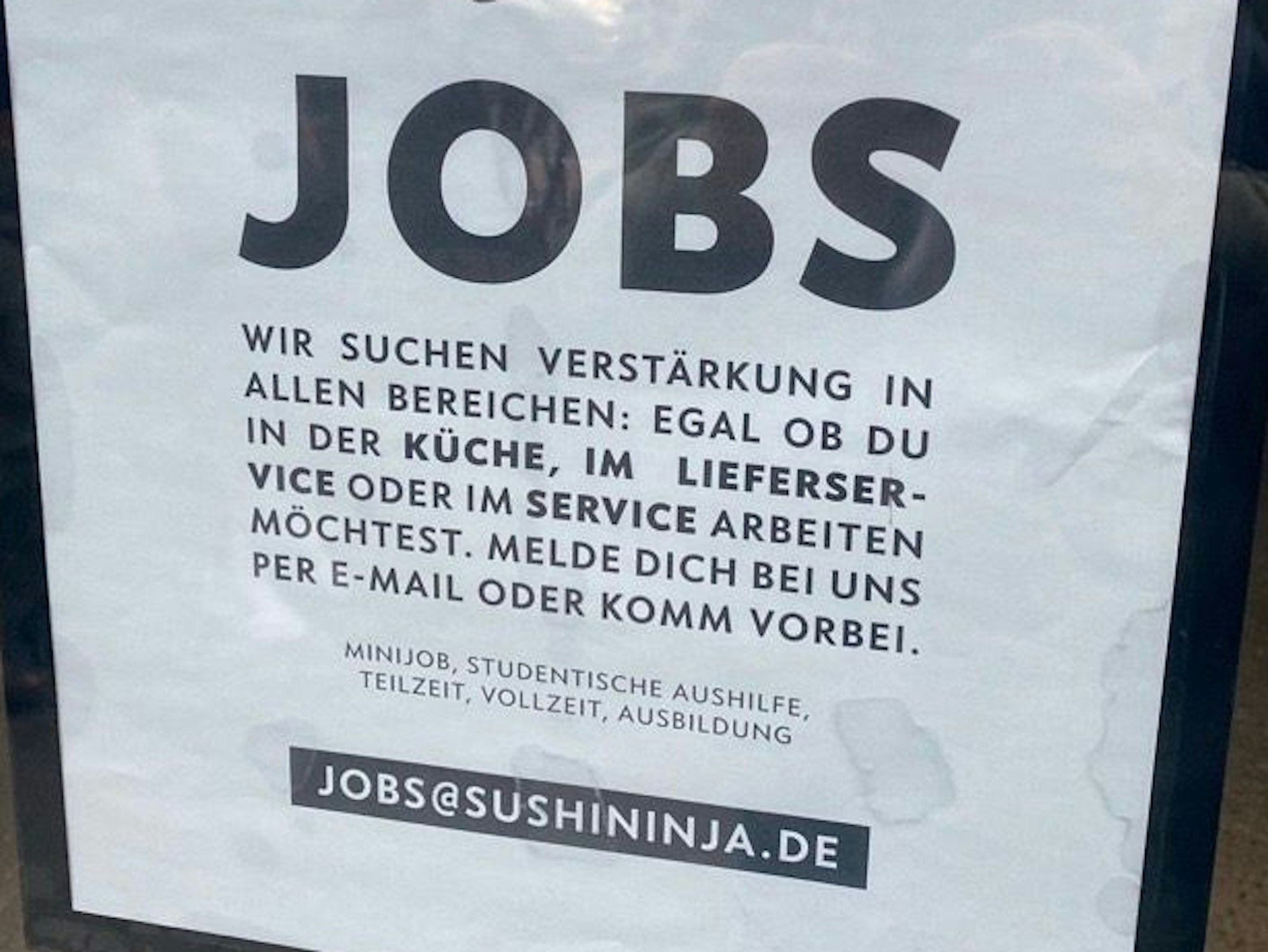 „Sushi Ninja“ sucht mithilfe eines Plakats nach Personal.