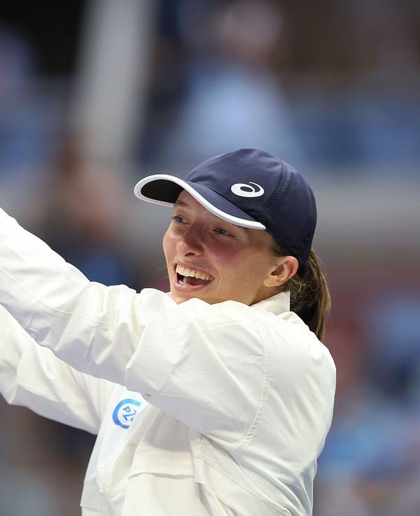 Iga Swiatek hebt die Trophäe nach dem Sieg bei den US Open in die Höhe.