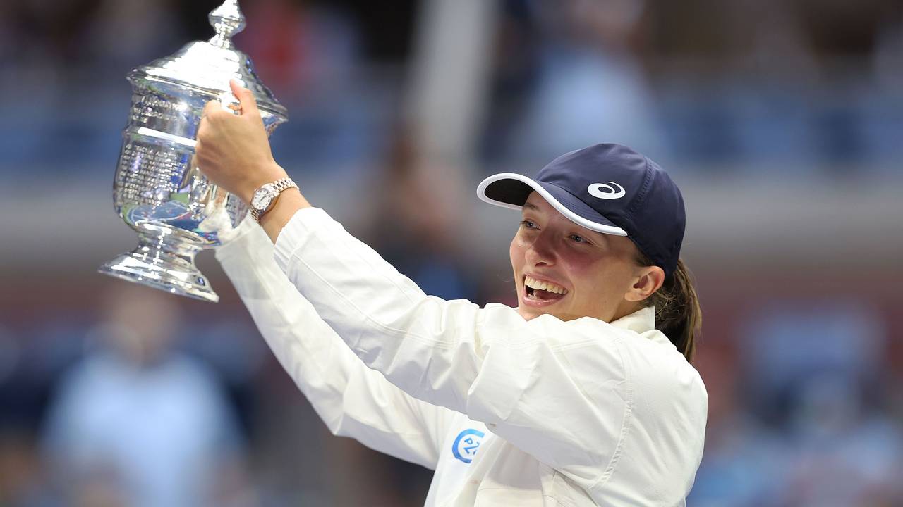 Iga Swiatek hebt die Trophäe nach dem Sieg bei den US Open in die Höhe.