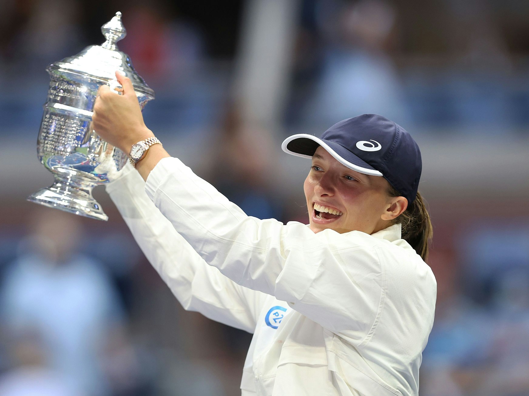 Iga Swiatek hebt die Trophäe nach dem Sieg bei den US Open in die Höhe.