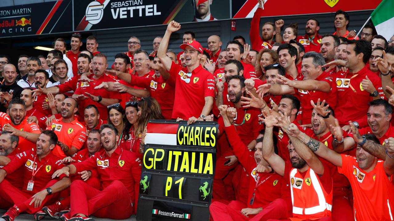 Charles Leclerc aus Monaco vom Team Scuderia Ferrari und sein Team feiern nach dem Rennen.