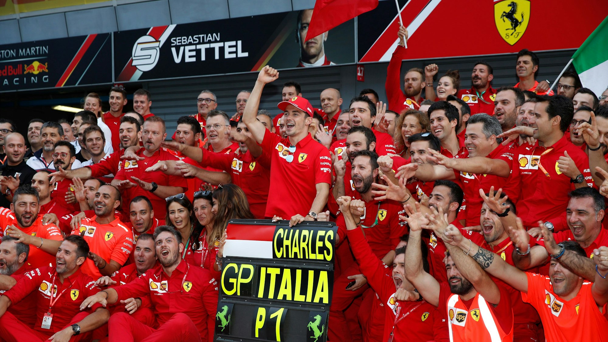 Charles Leclerc aus Monaco vom Team Scuderia Ferrari und sein Team feiern nach dem Rennen.