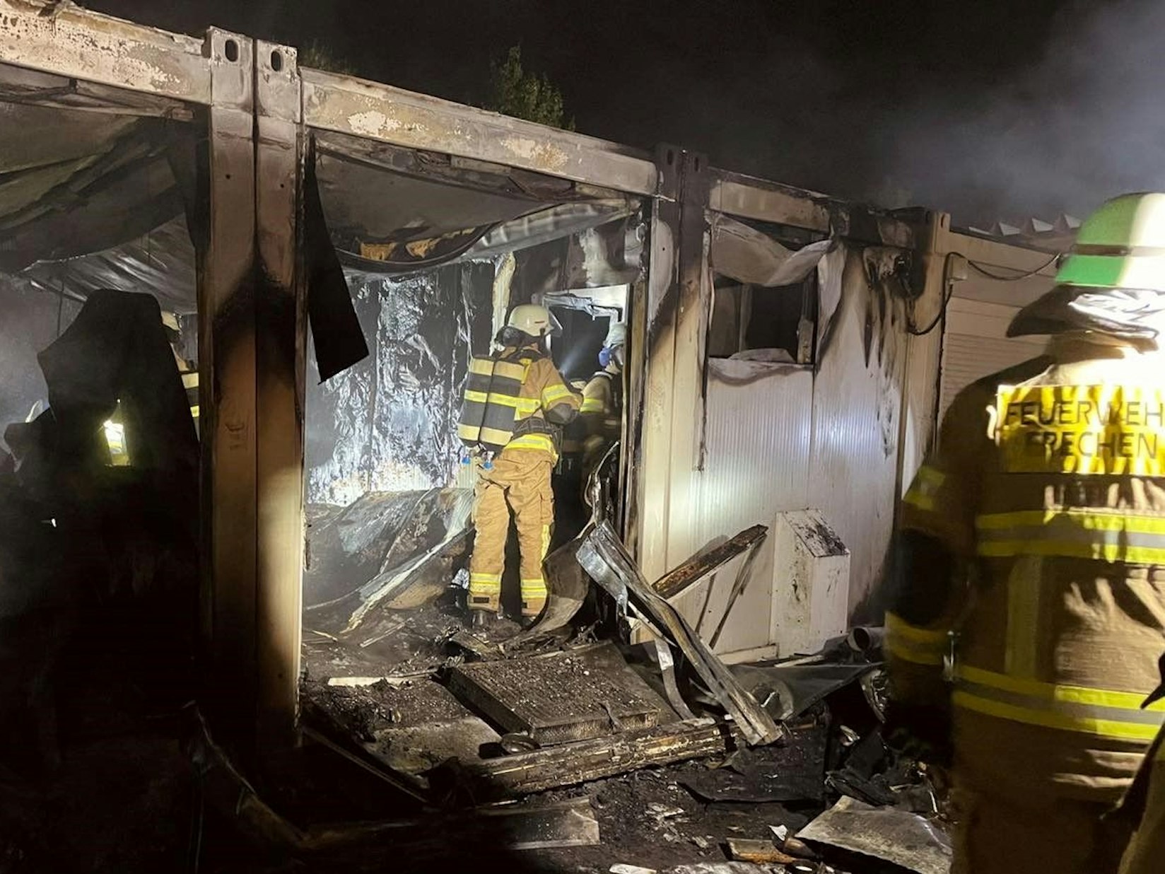 Feuerwehrleute löschen einen Brand.