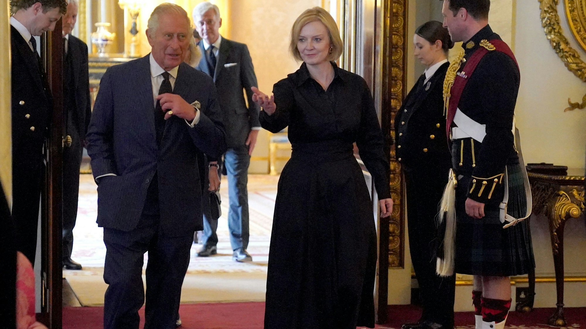 Die neue Premierministerin Liz Truss begleitet König Charles III. am 10. September, nachdem er offiziell zum König proklamiert wurde.