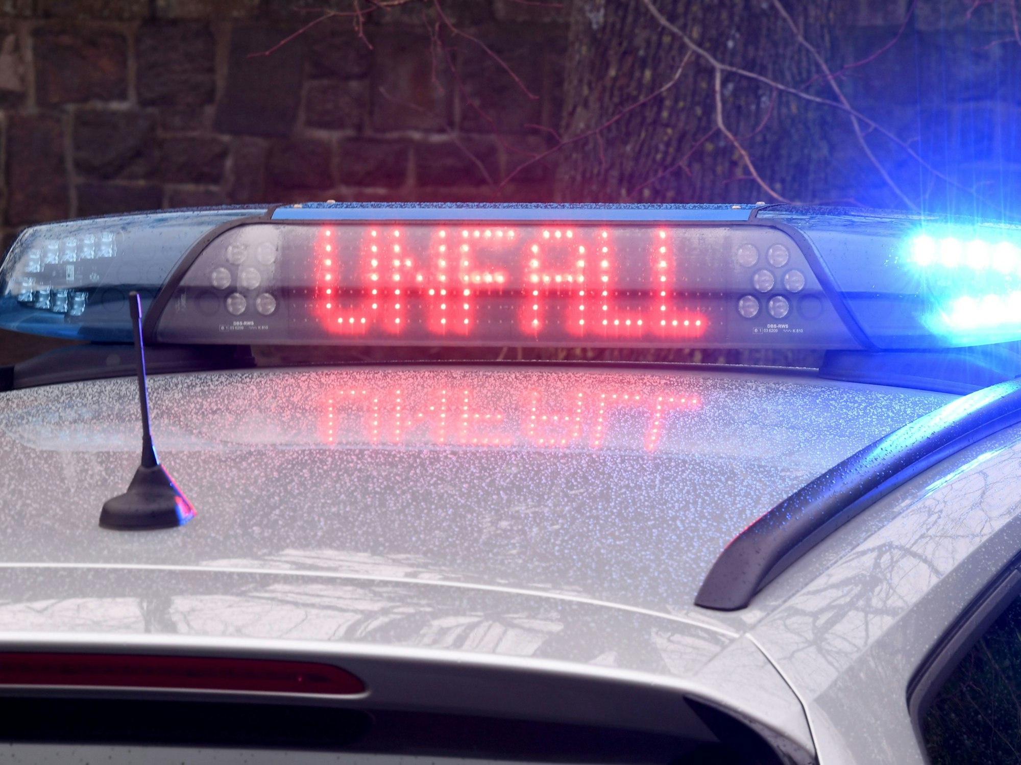 Die Leuchtschrift „Unfall“ ist auf dem Dach eines Streifenwagens der Polizei in Kiel zu sehen.