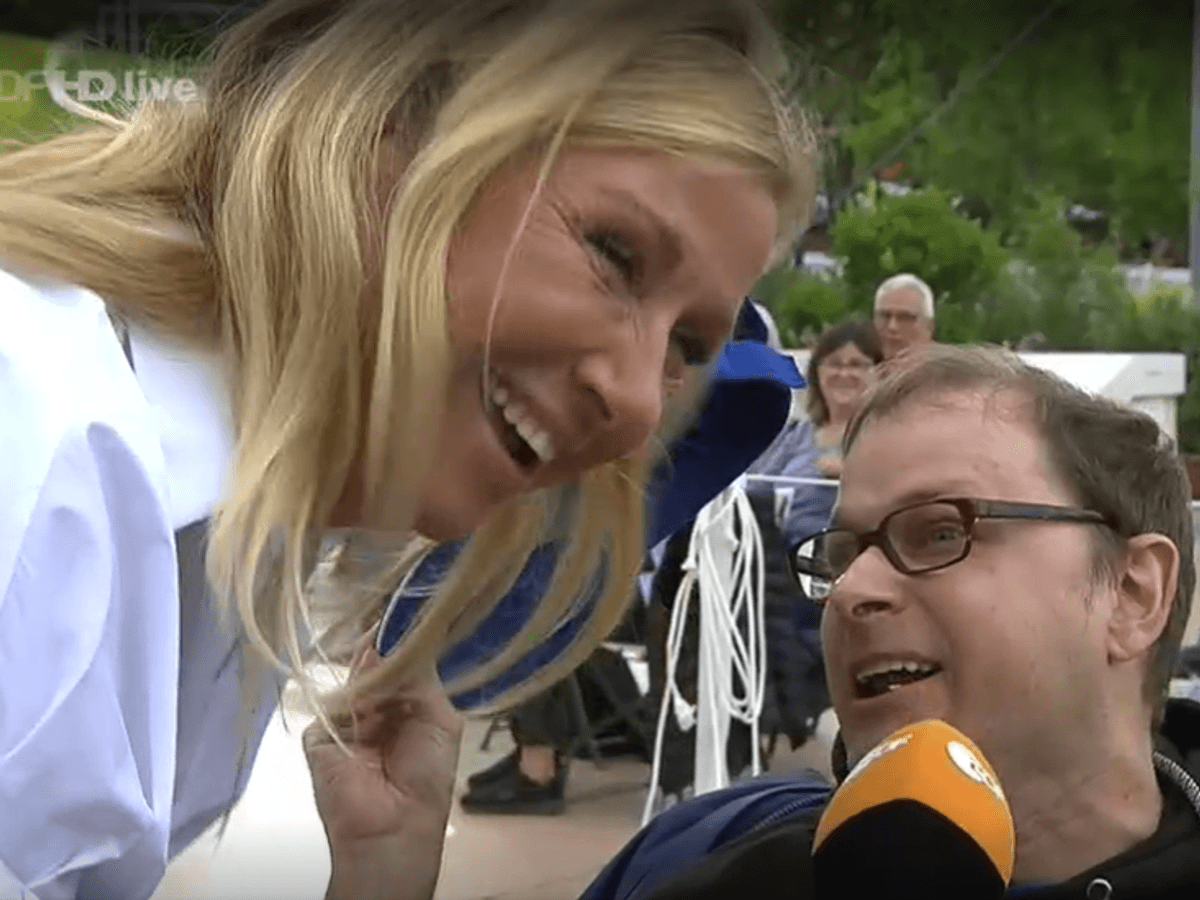 Moderatorin Andrea Kiewel und ein Publikumsgast in der ZDF-„Fernsehgarten“-Ausgabe vom 11. September.