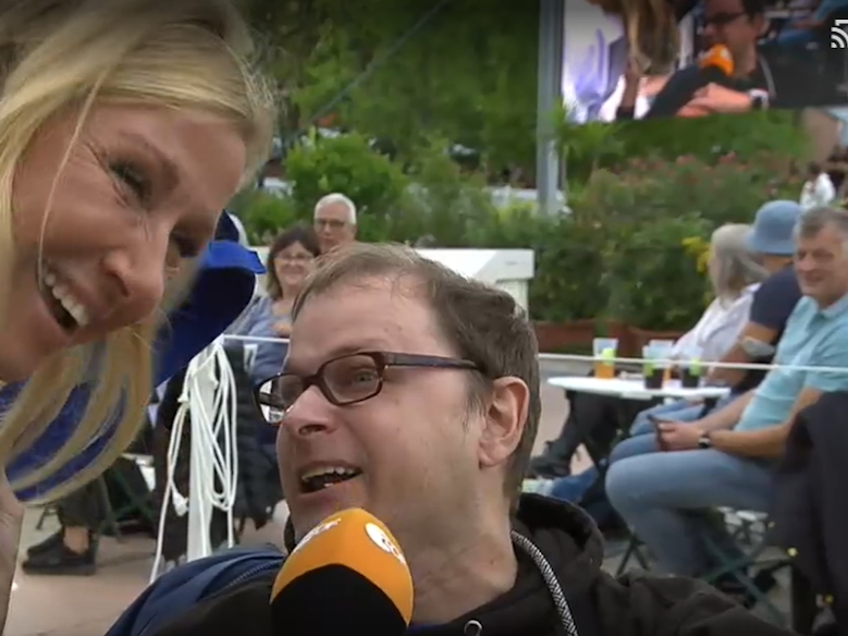 Moderatorin Andrea Kiewel und ein Publikumsgast in der ZDF-„Fernsehgarten“-Ausgabe vom 11. September.