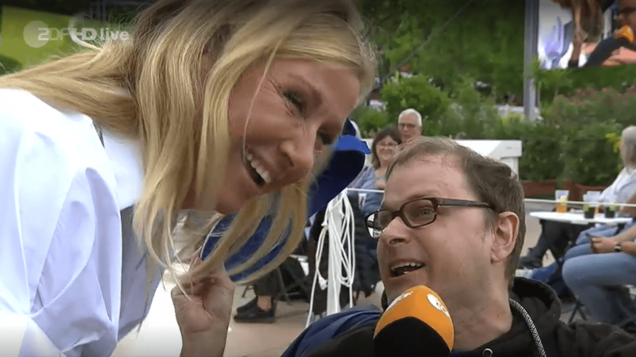 Moderatorin Andrea Kiewel und ein Publikumsgast in der ZDF-„Fernsehgarten“-Ausgabe vom 11. September.
