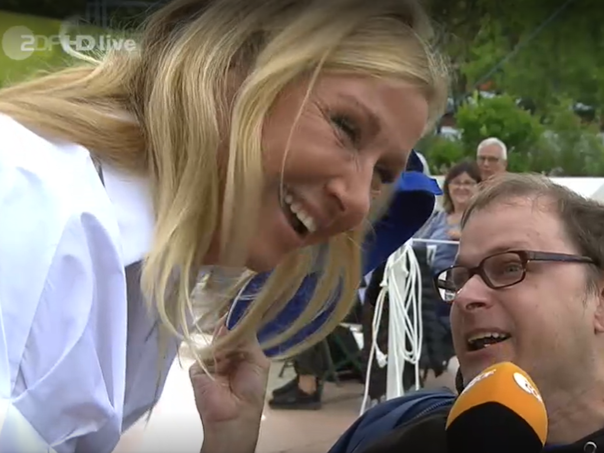 Moderatorin Andrea Kiewel und ein Publikumsgast in der ZDF-„Fernsehgarten“-Ausgabe vom 11. September.