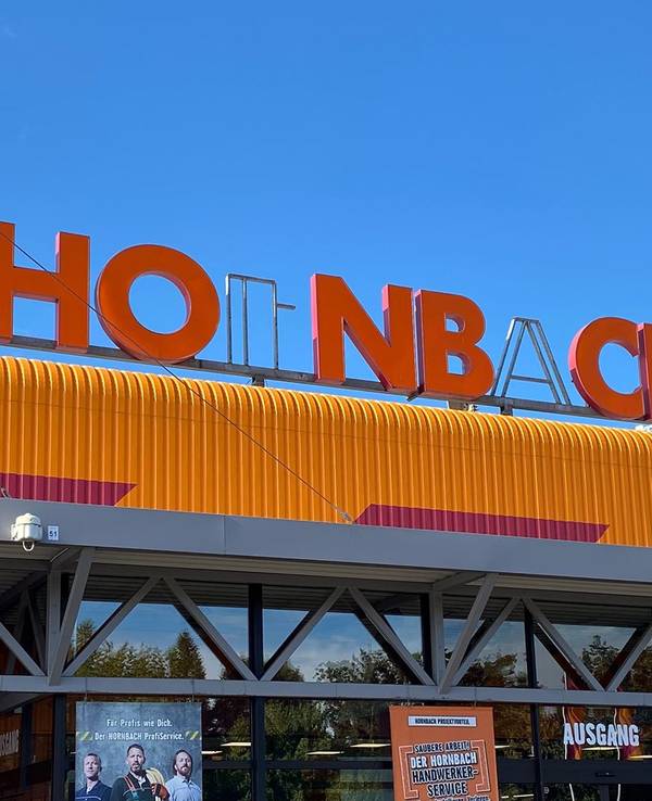 Der Baumarktkette Hornbach gehen landesweit die Buchstaben aus. Auf seinem Facebook-Account teilt das Unternehmen zahlreiche Fotos mit den fehlenden Lettern.