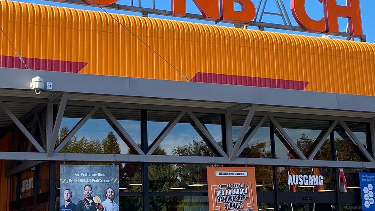 Der Baumarktkette Hornbach gehen landesweit die Buchstaben aus. Auf seinem Facebook-Account teilt das Unternehmen zahlreiche Fotos mit den fehlenden Lettern.
