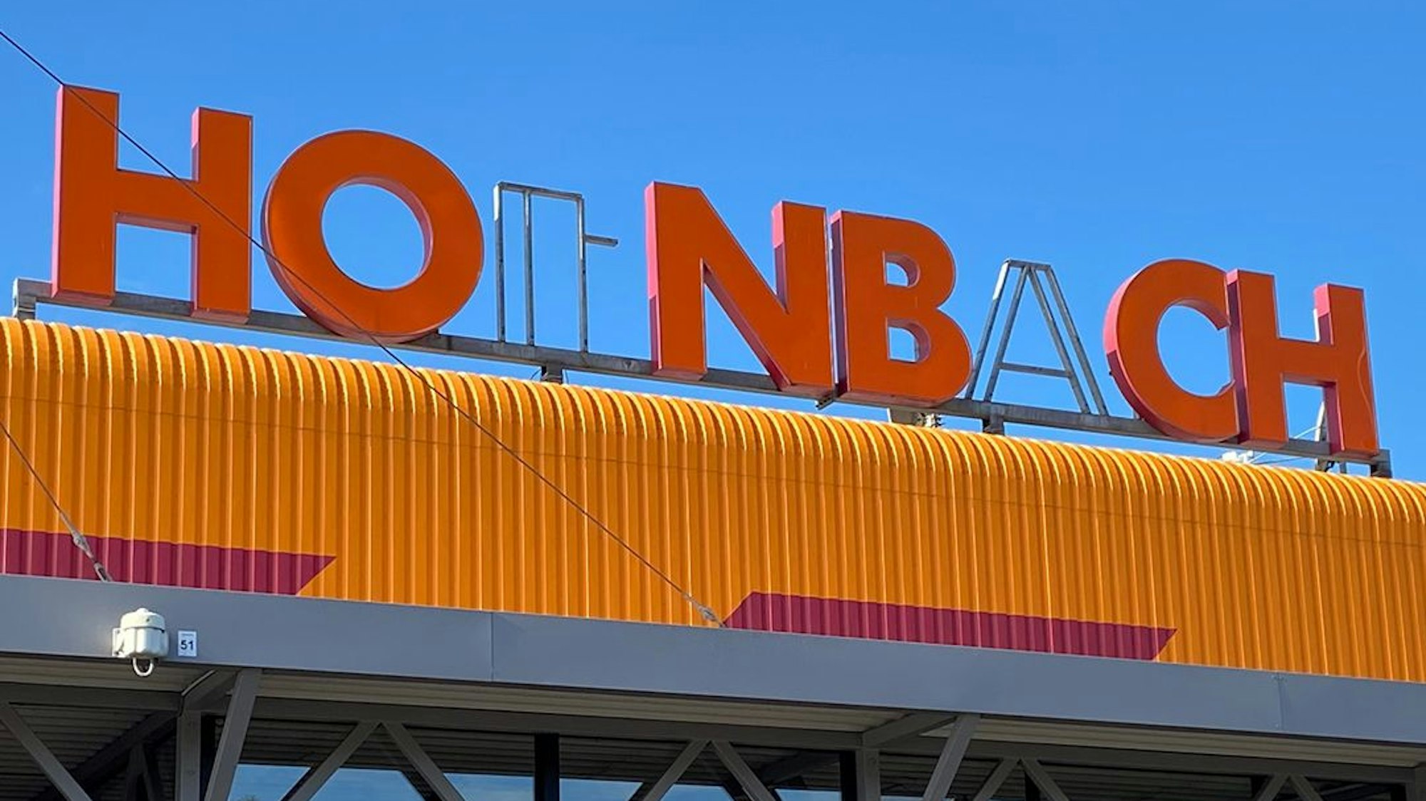 Der Baumarktkette Hornbach gehen landesweit die Buchstaben aus. Auf seinem Facebook-Account teilt das Unternehmen zahlreiche Fotos mit den fehlenden Lettern.
