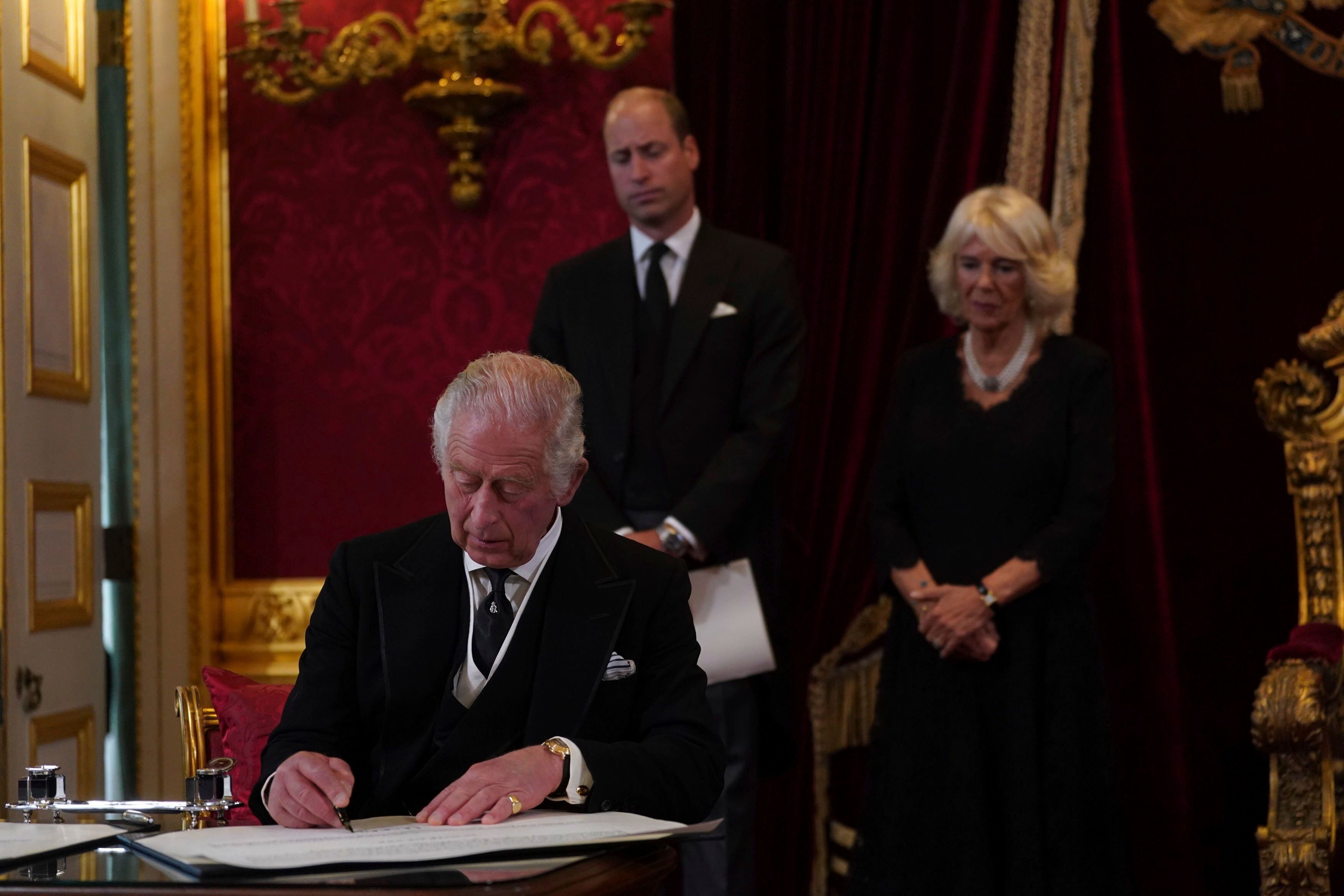King Charles III. unterschreibt am Samstag (11. September) die Urkunde im St. James's-Palast, als er proklamiert wird. Großbritannien hat Charles III. offiziell zum Monarchen ausgerufen.