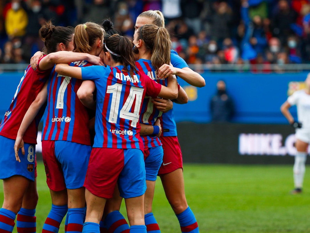 Die Fußballerinnen vom FC Barcelona feiern einen Torerfolg.