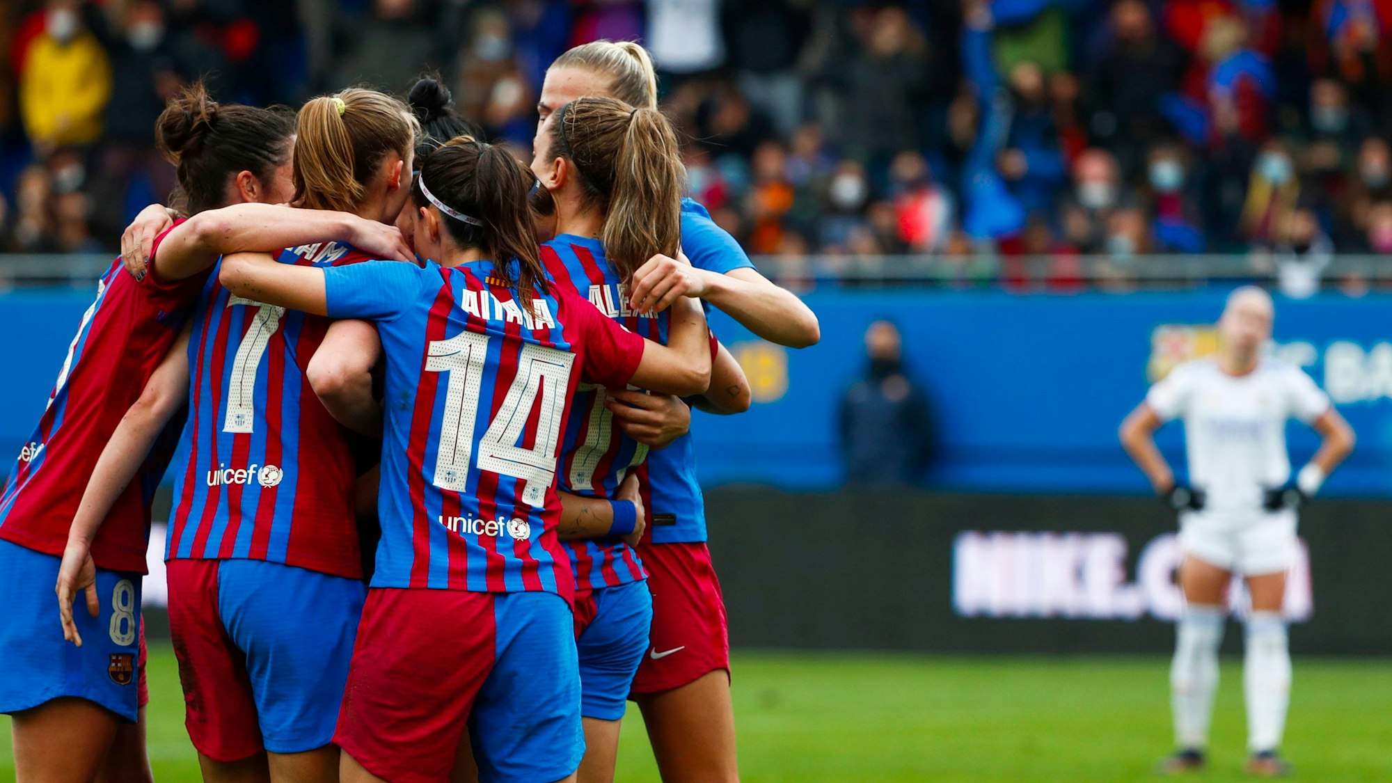 Die Fußballerinnen vom FC Barcelona feiern einen Torerfolg.