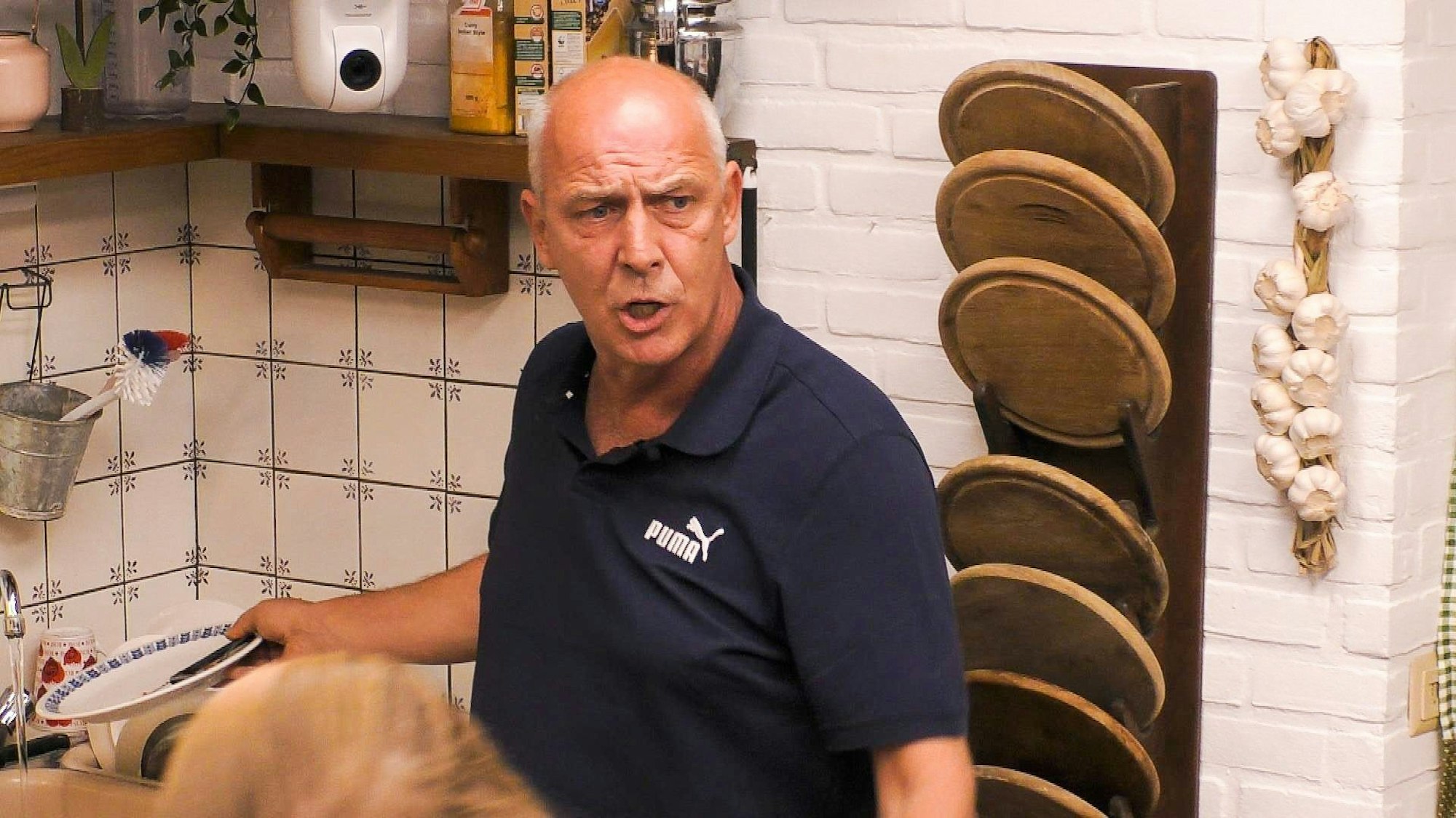 Mario Basler diskutiert im „Sommerhaus der Stars“ mit Stephen Dürr (hier nicht im Bild).