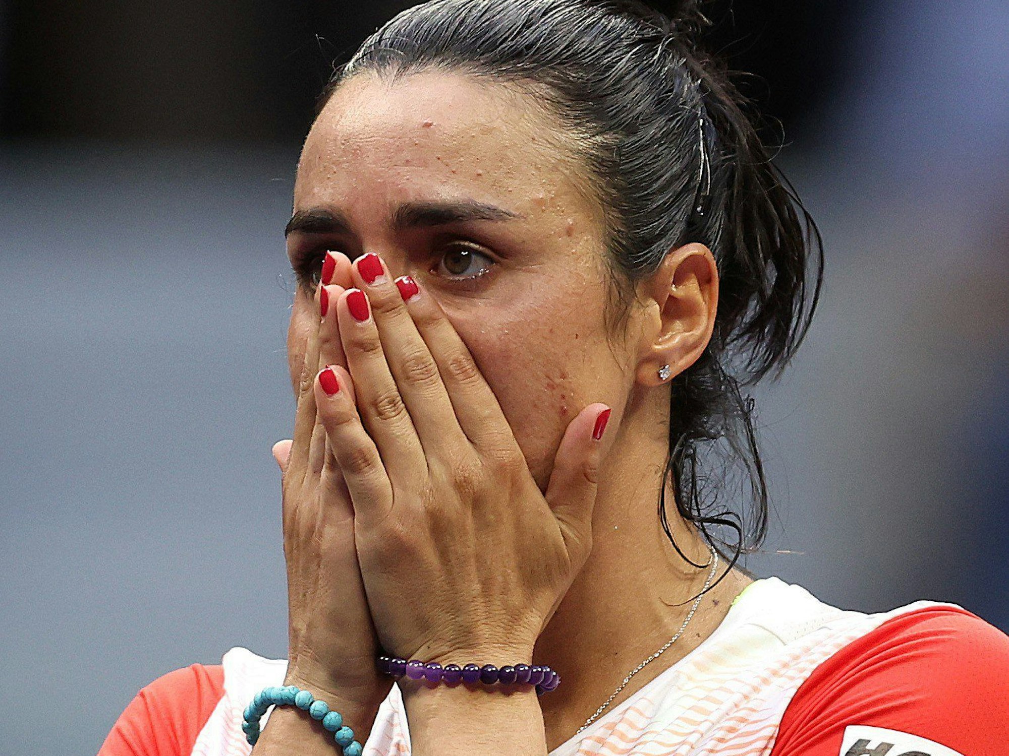 Ons Jabeur schlägt die Hände vors Gesicht.