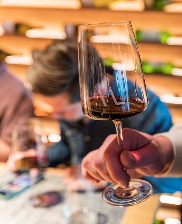 Ein Winzer hält ein Glas Wein in der Hand
