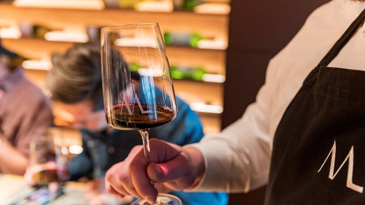 Ein Winzer hält ein Glas Wein in der Hand