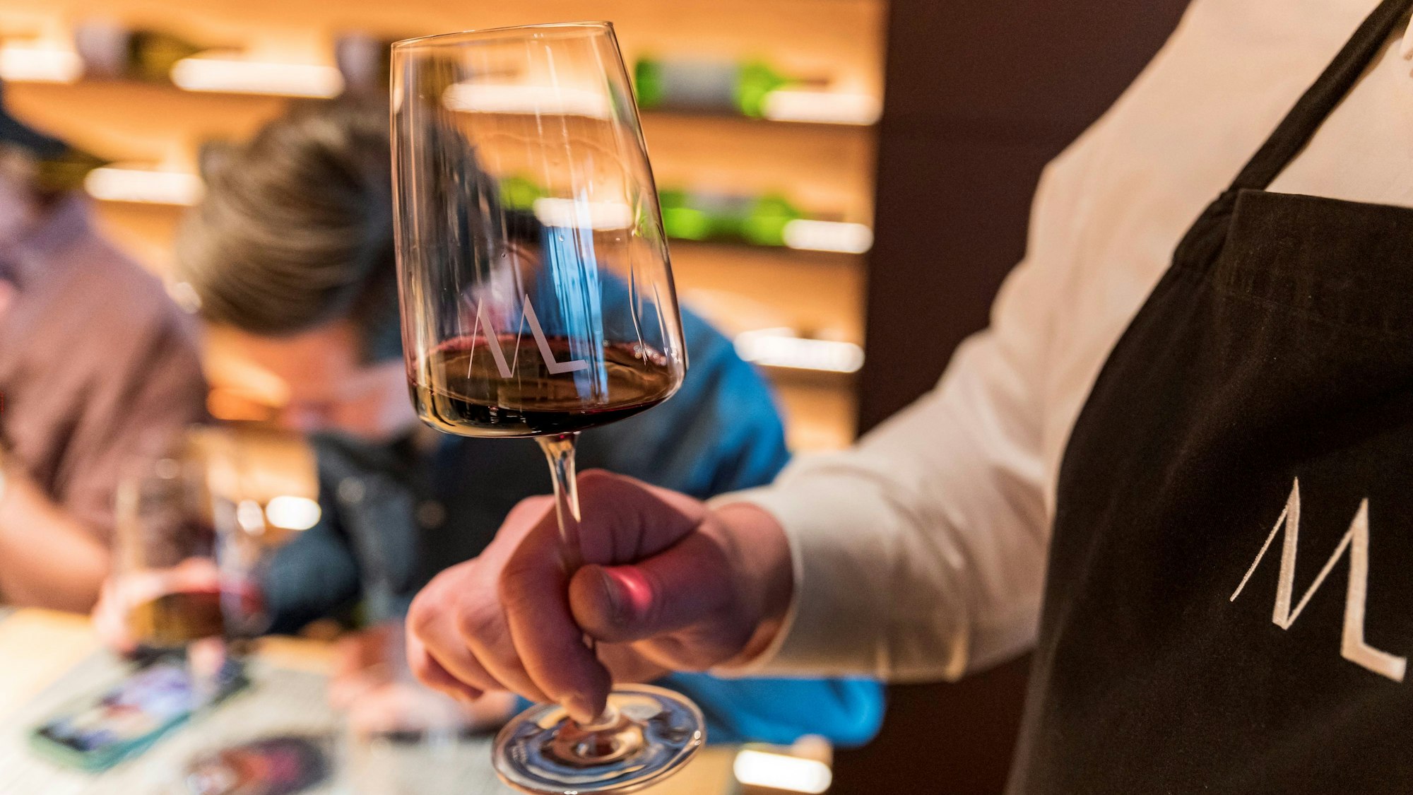 Ein Winzer hält ein Glas Wein in der Hand