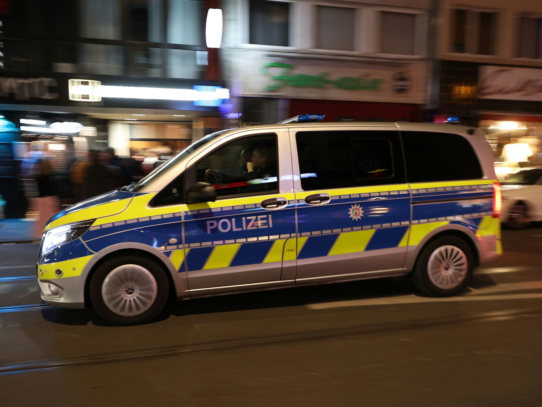 Ein Polizeiauto fährt durch Köln.