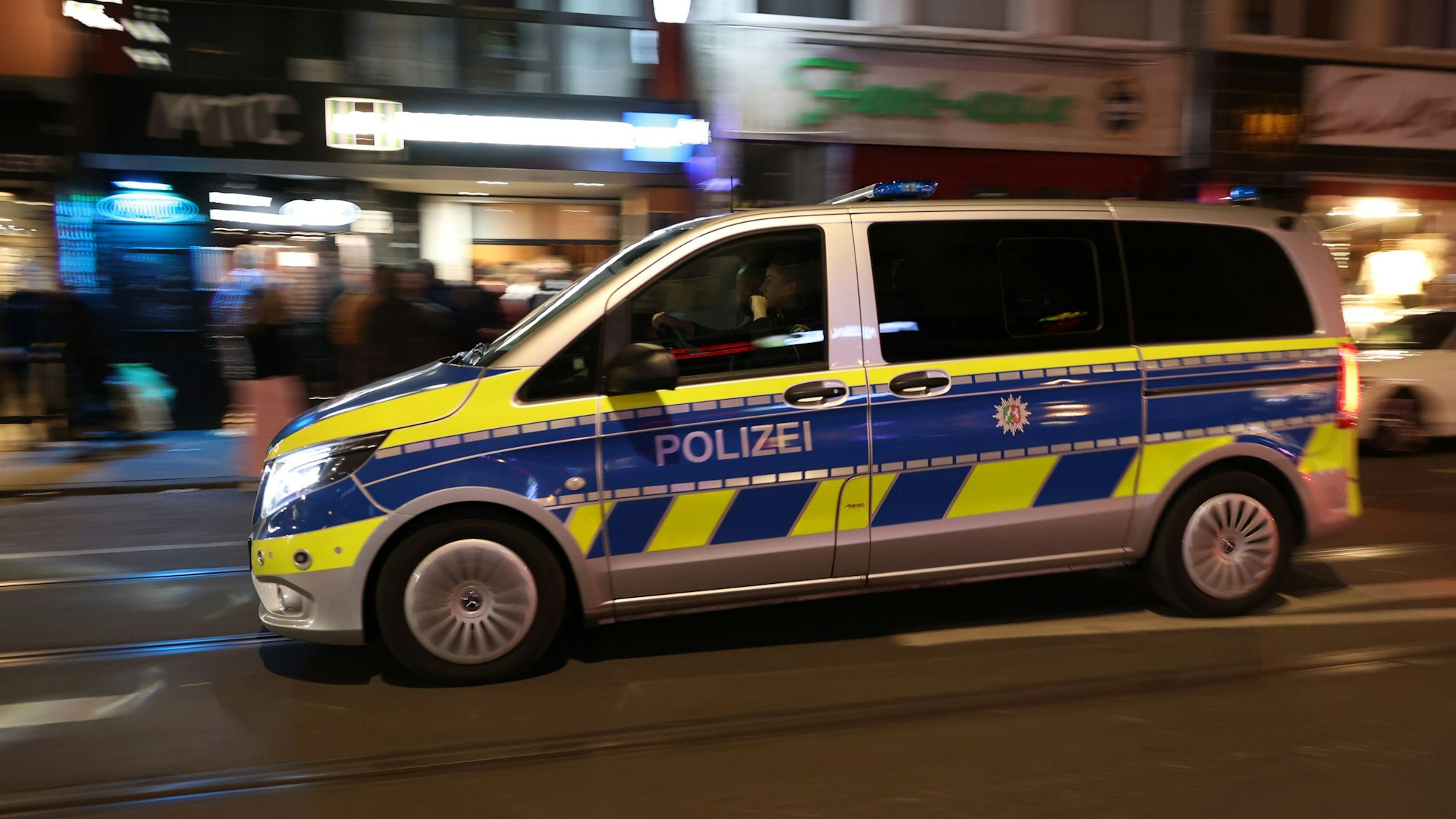 Eine Polizeistreife fährt am 27. Mai 2022 durch Köln. In der Nacht zu Rosenmontag (3. März 2025) wurden in Köln drei Sexualdelikte gemeldet.