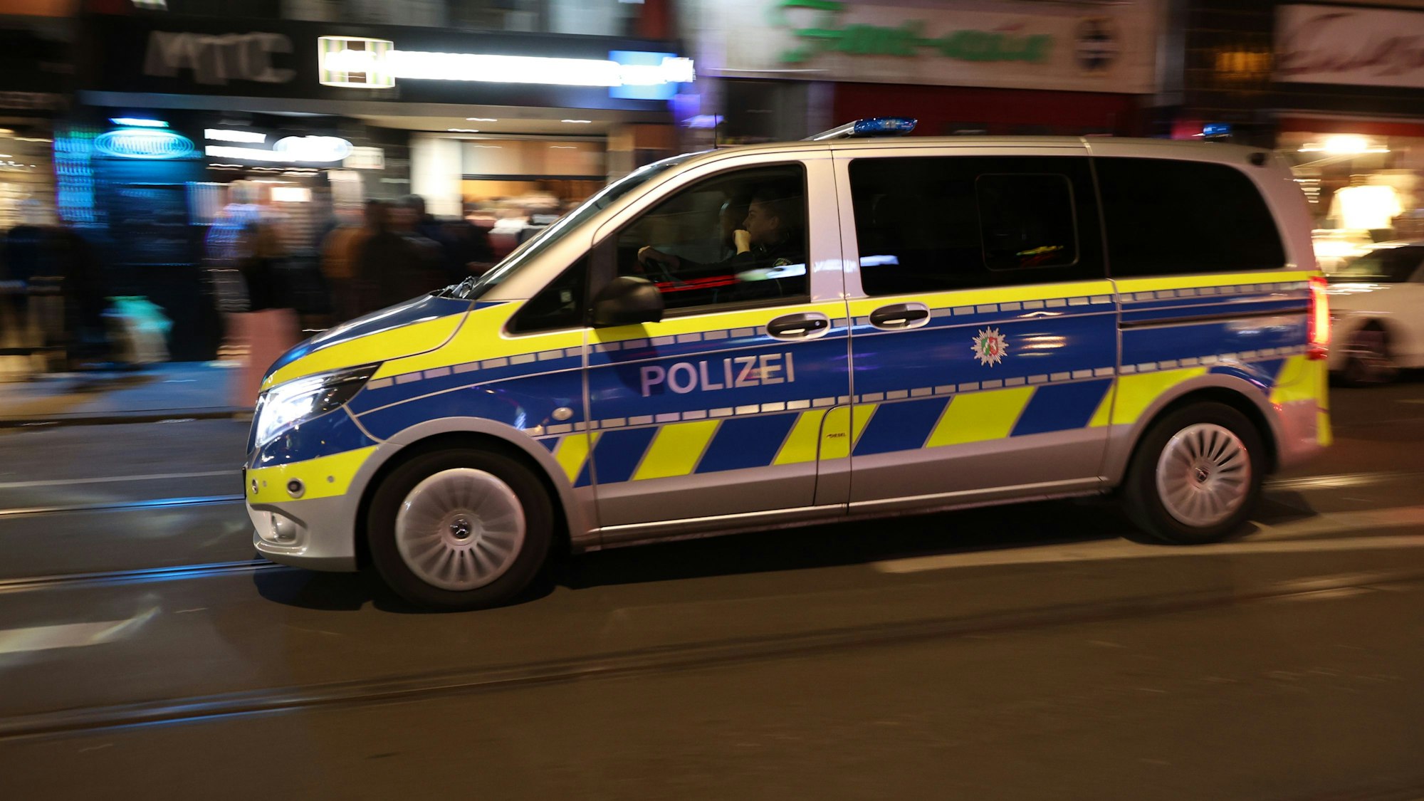 Die Polizei ermittelt nach „Drive-by“-Schüssen in Niedersachsen. Hier ein Symbolfoto (27. Mai 2022) von einem Polizeiauto bei einer Streifenfahrt in Köln.