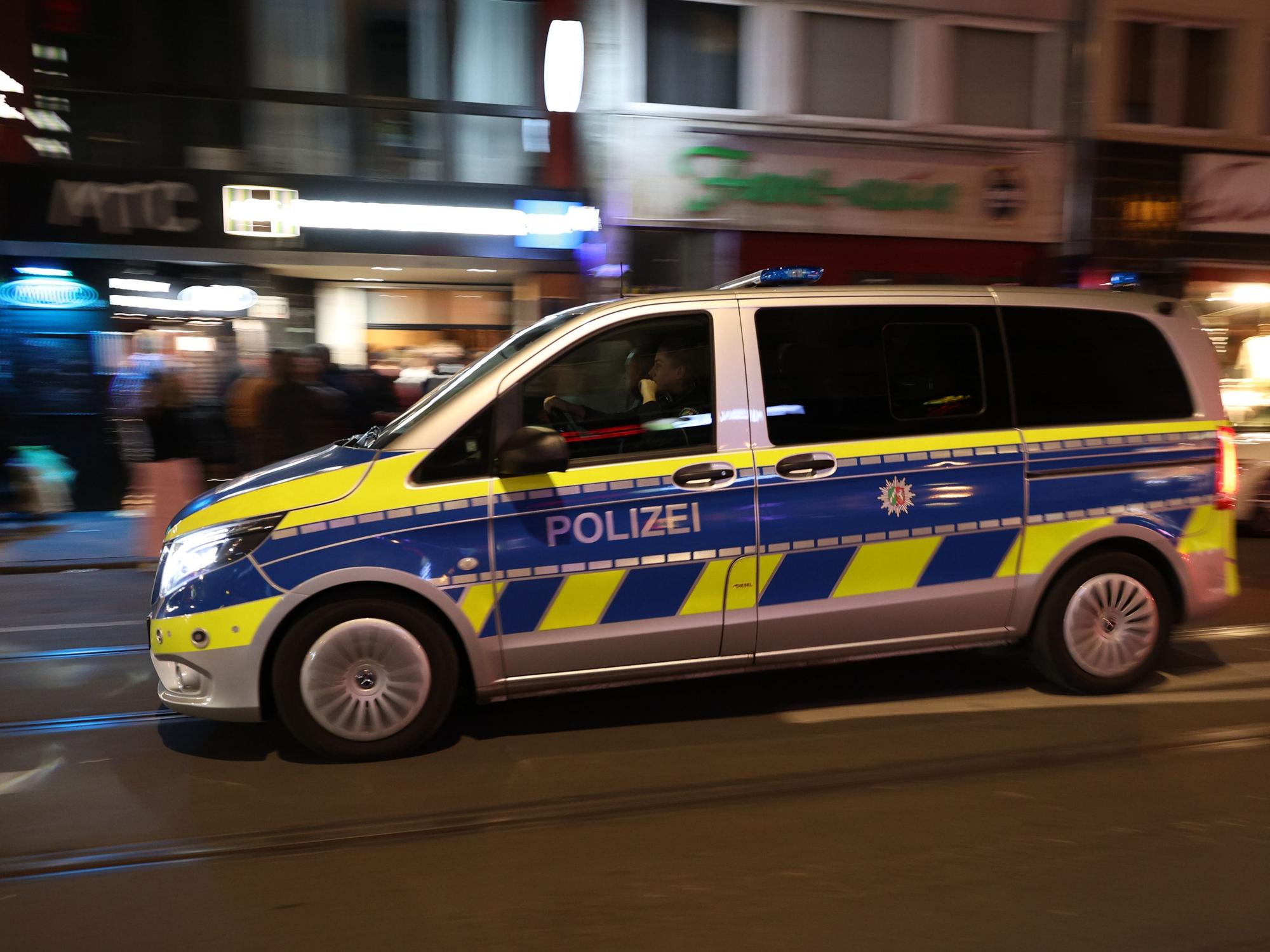 Ein Streifenwagen fährt über die Zülpicher Straße.