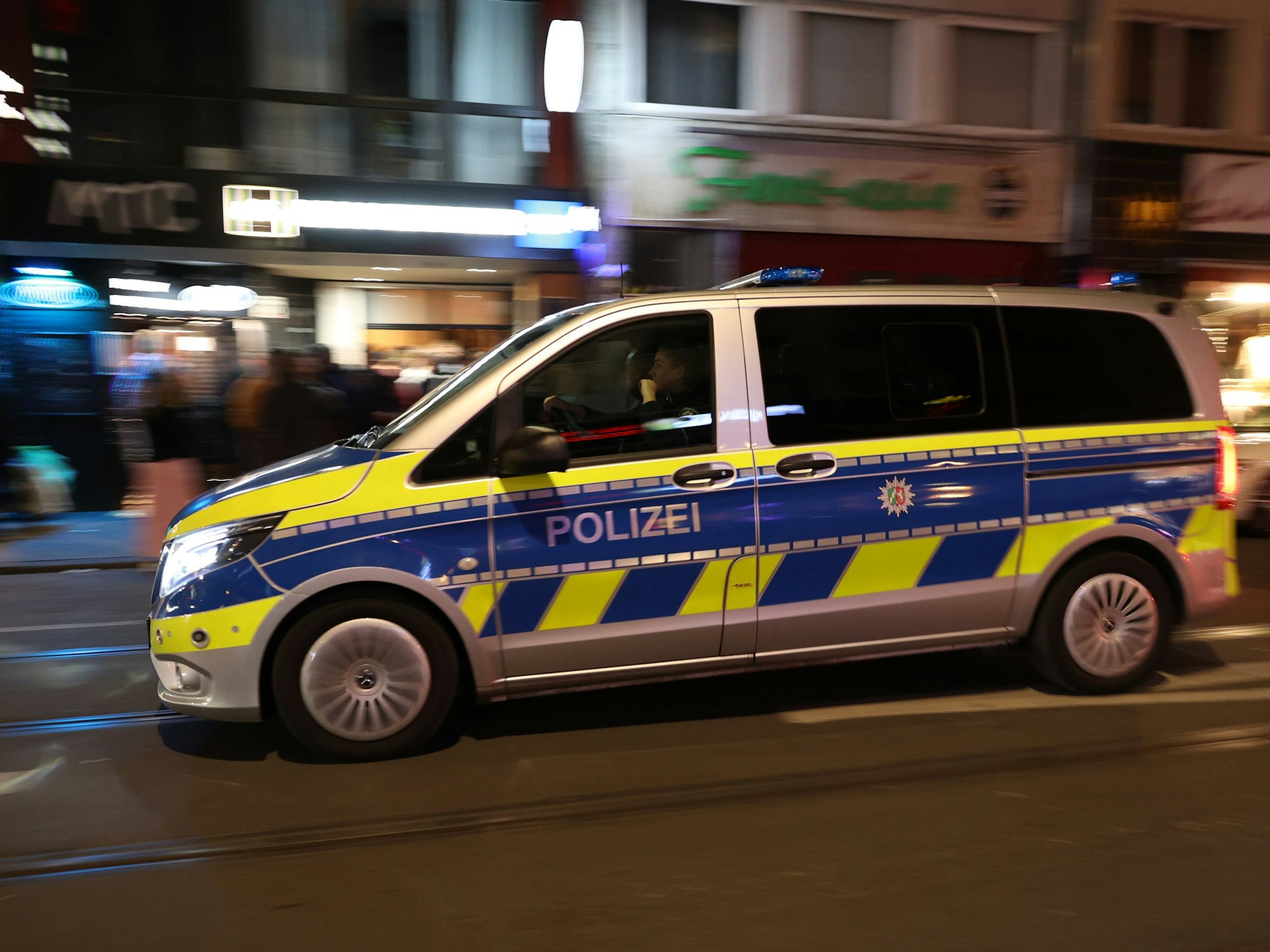 Ein Streifenwagen fährt über die Zülpicher Straße.
