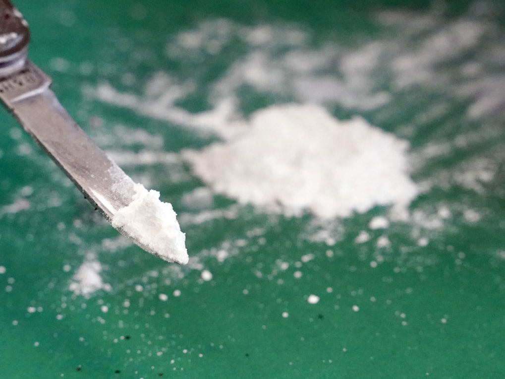 Ein Pressesprecher des Zolls Hamburg präsentiert auf einem Medientermin im Hafen einen kleinen Teil des sichergestellten Kokains.