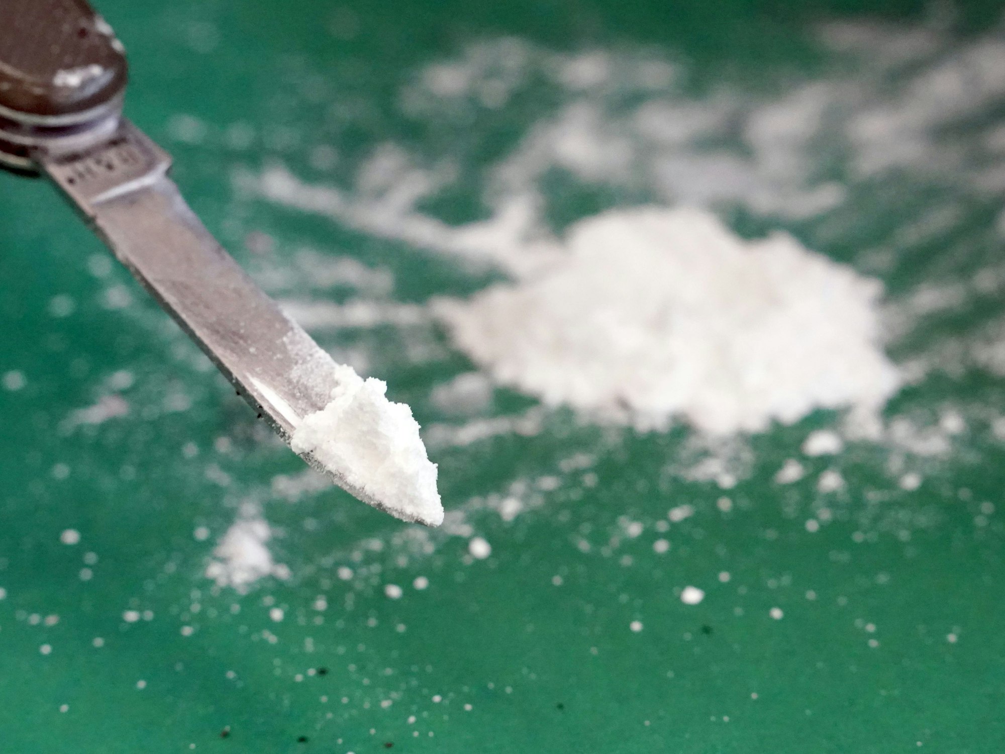 Ein Pressesprecher des Zolls Hamburg präsentiert auf einem Medientermin im Hafen einen kleinen Teil des sichergestellten Kokains.