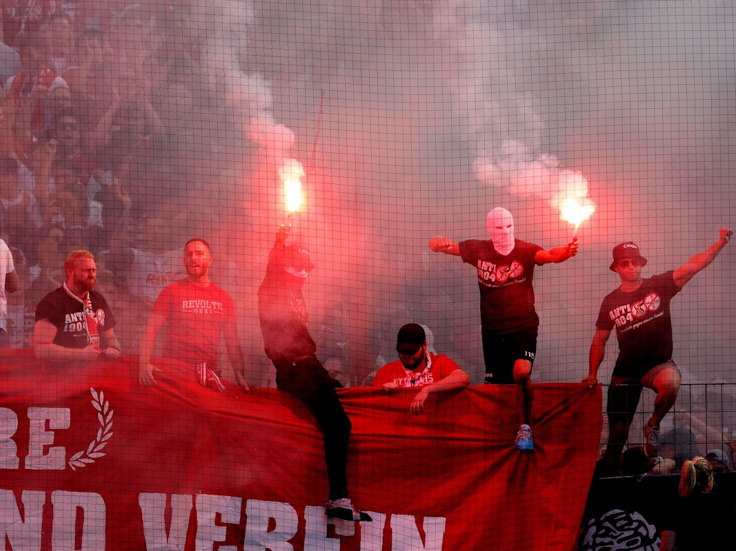 Die Fans des 1. FC Köln zünden Pyrotechnik, hier im Heimspiel gegen Schalke 04 am 7. August 2022.