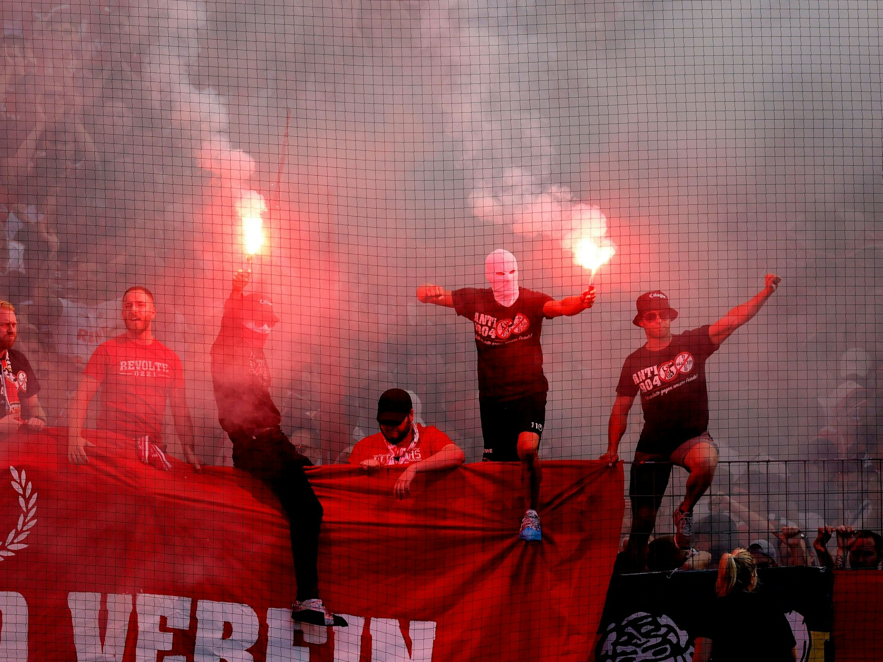 Die Fans des 1. FC Köln zünden Pyrotechnik, hier im Heimspiel gegen Schalke 04 am 7. August 2022.