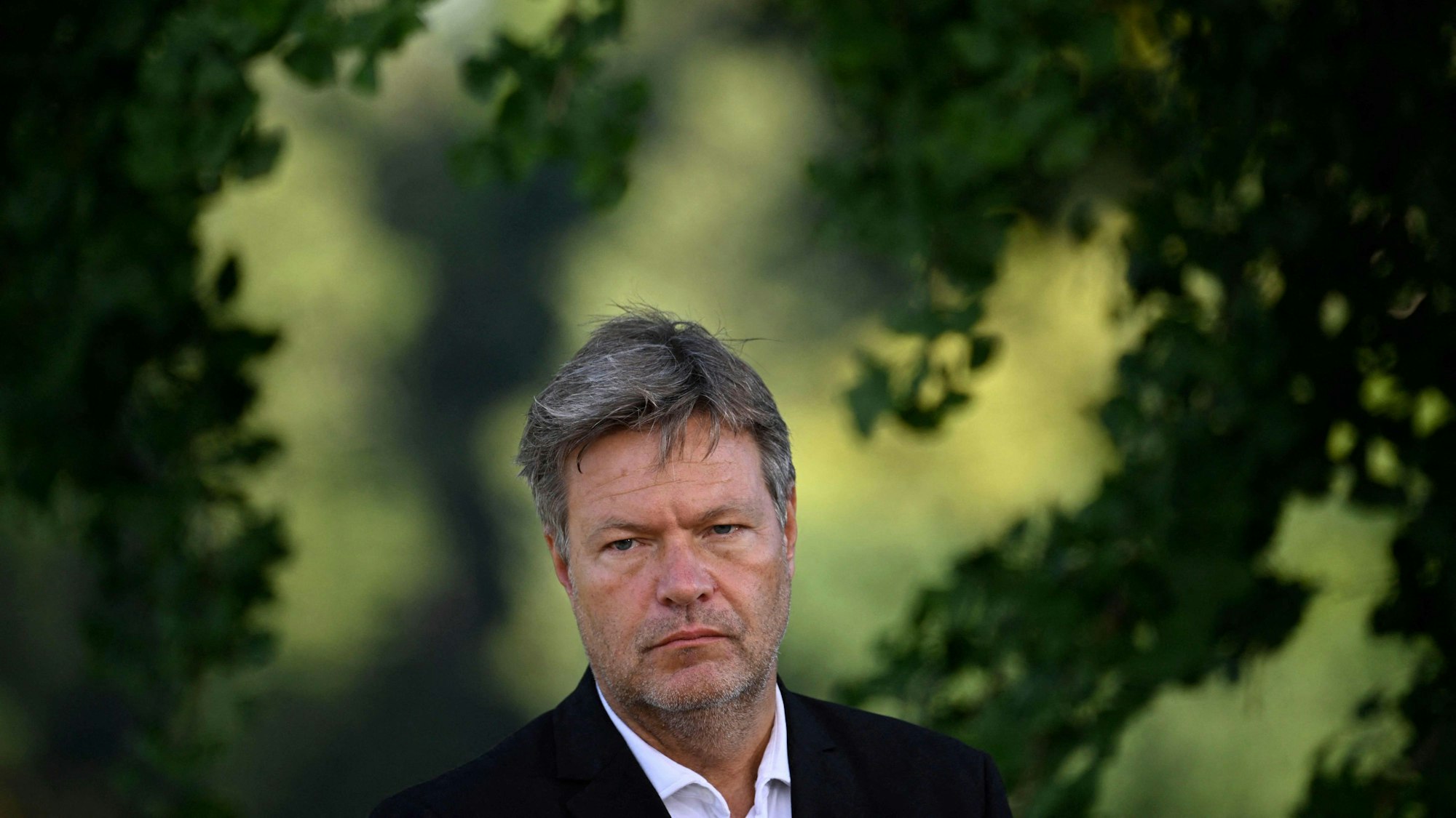 Die hohen Energiepreise bringen Unternehmen und Branchen derzeit fast zur Verzweiflung, Wirtschaftsminister Robert Habeck (Grüne, hier am 31. August in Schloss Meseberg) gab ein Versprechen ab.