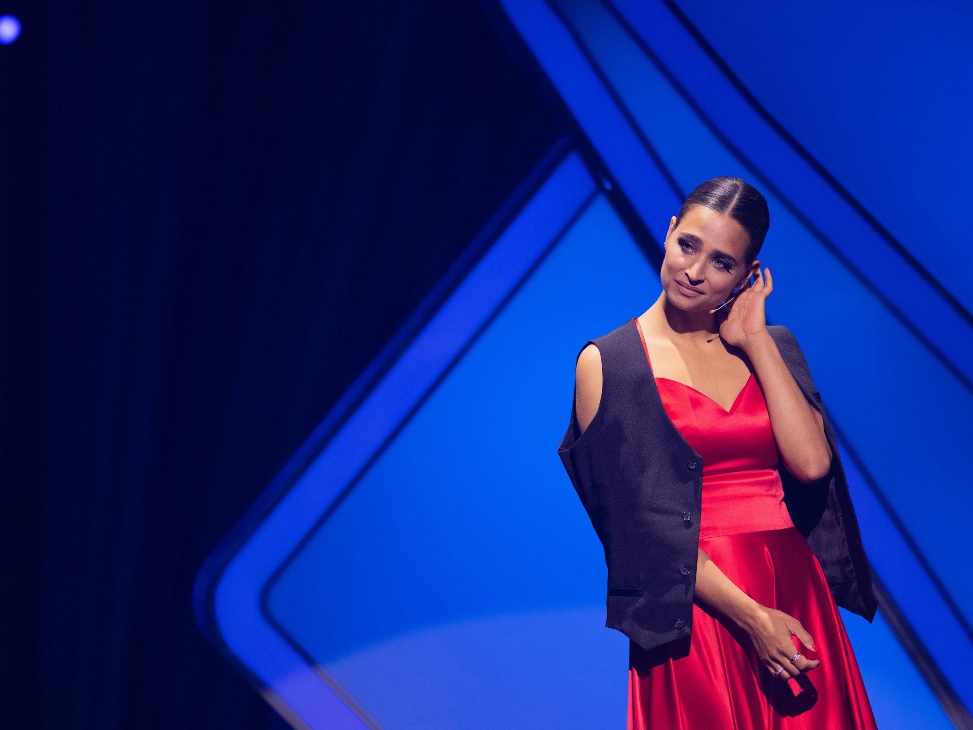 Amira Pocher, Moderatorin, steht in der RTL-Tanzshow „Let’s Dance“ im Coloneum.