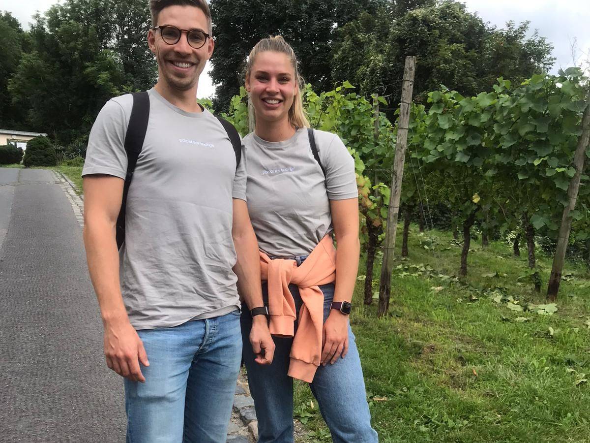 Die Geschwister Max und Luisa aus Köln posieren vor einem Weinberg.