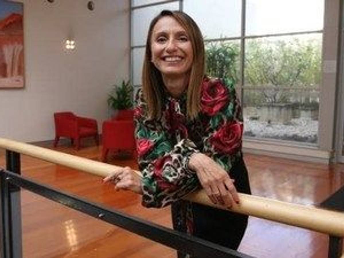 Alice Mascia lächelt in den DAZN Büros.