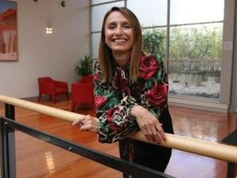 Alice Mascia lächelt in den DAZN Büros.