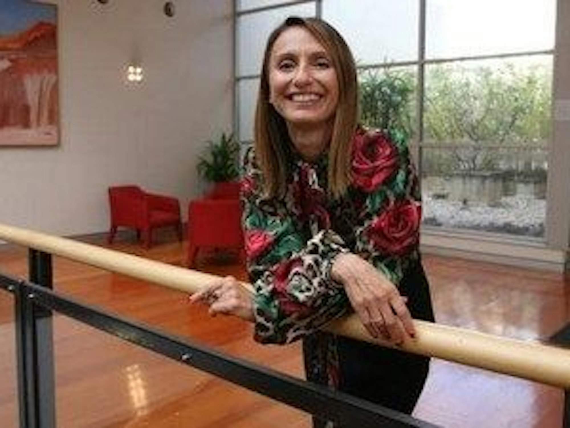 Alice Mascia steht an einem Geländer bei DAZN.