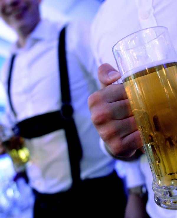 Besucher trinken Bier beim 1. Kölner Oktoberfest.
