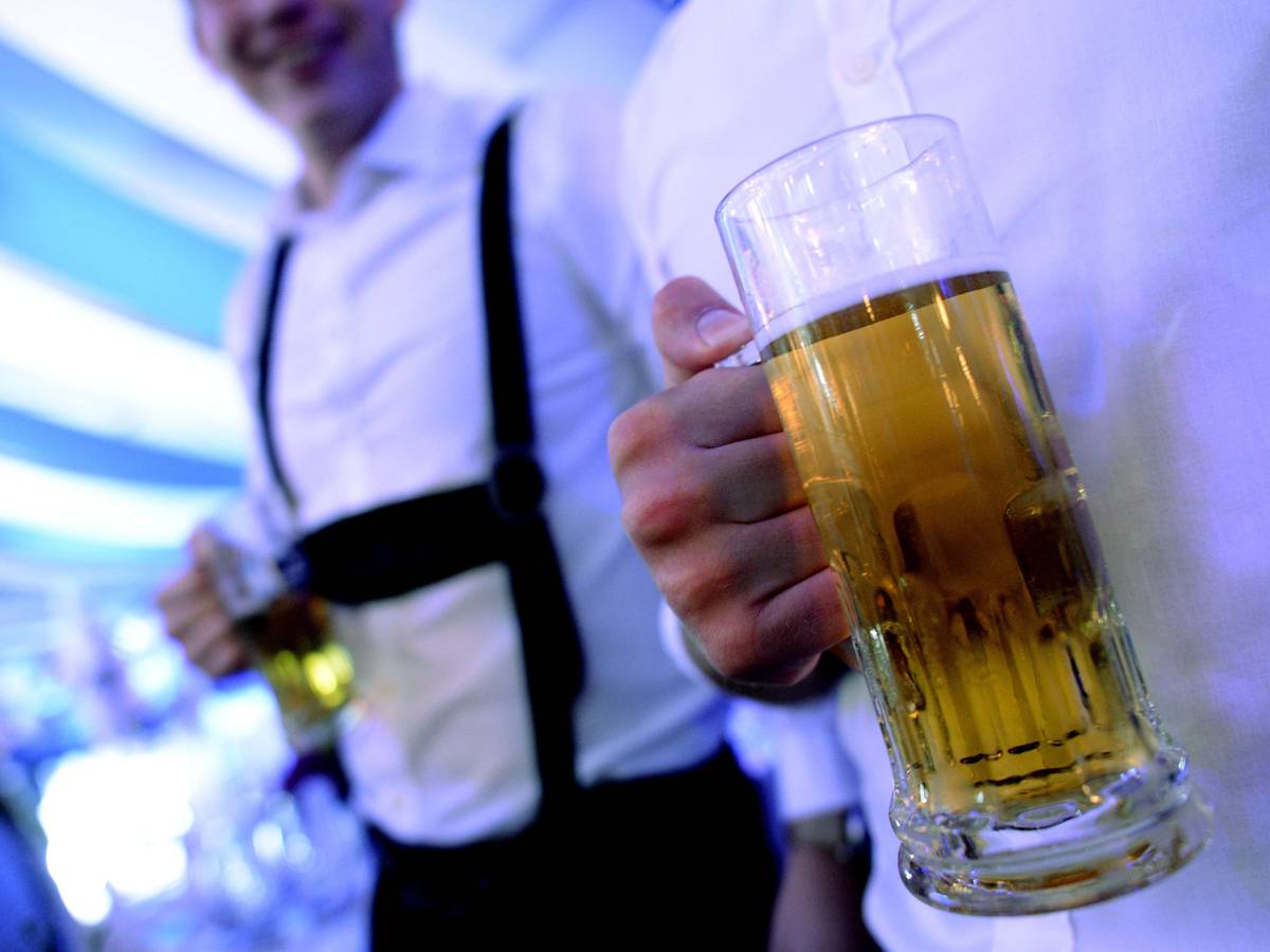 Besucher trinken Bier beim 1. Kölner Oktoberfest.