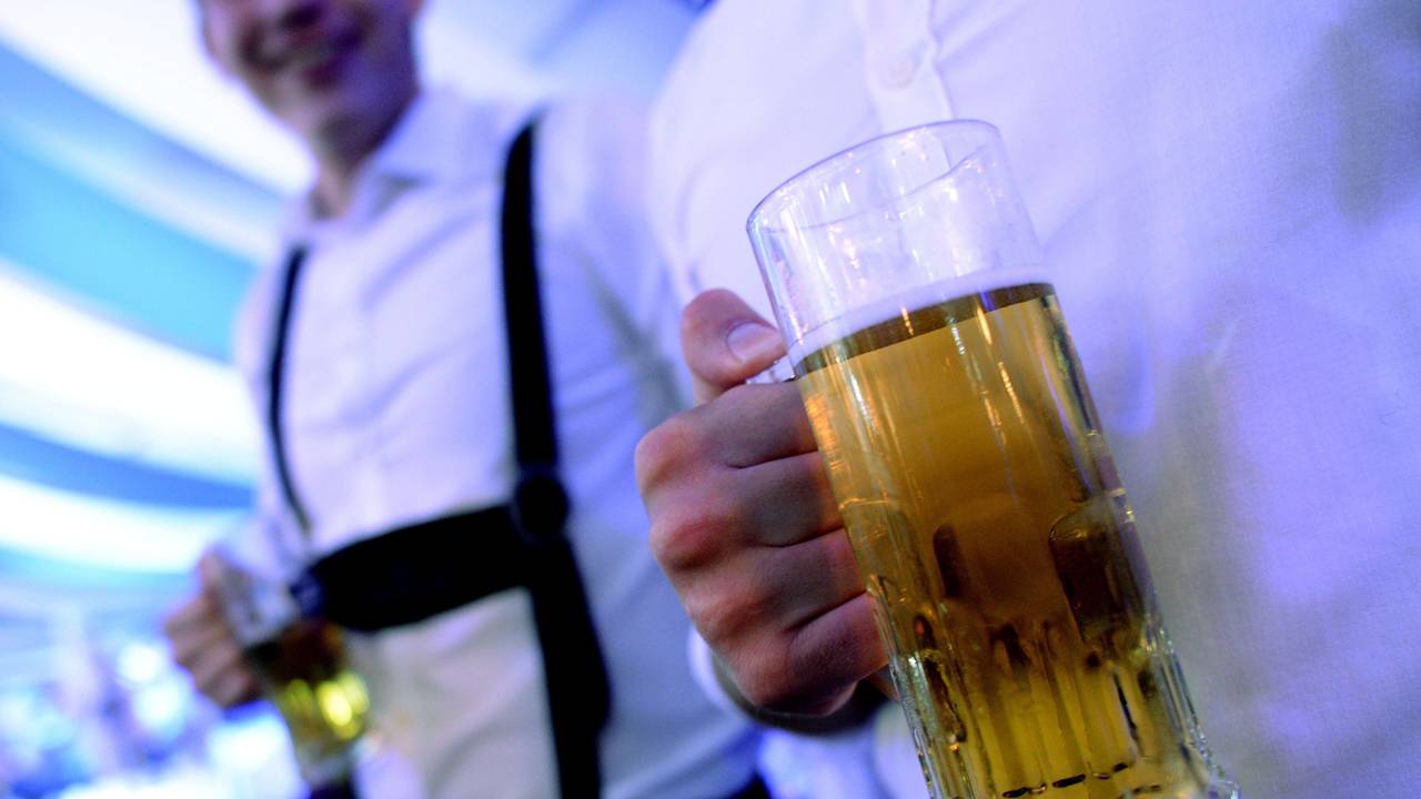 Besucher trinken Bier beim 1. Kölner Oktoberfest.