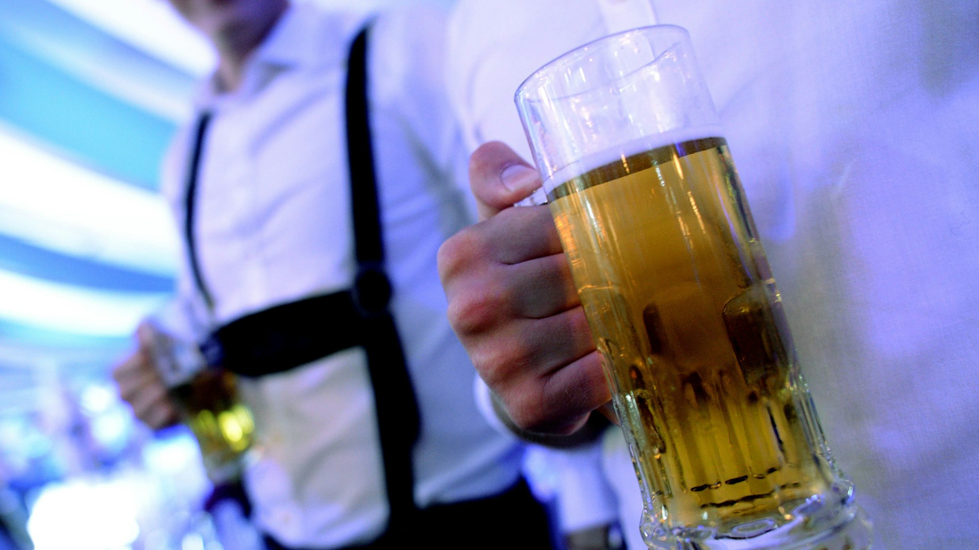 Besucher trinken Bier beim 1. Kölner Oktoberfest.